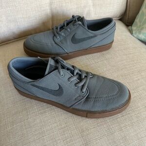 NWOT Nike kids Gray and Brown Sneakers size 6Y